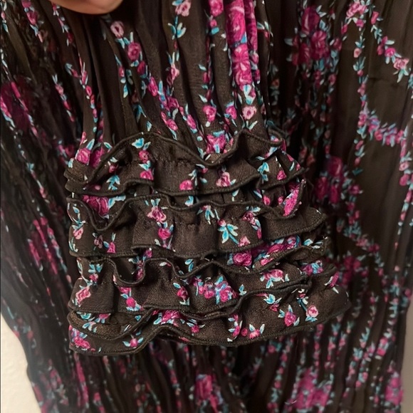 Signature by Larry Levine Ruched Bell Sleeve Black and Red Blouse - Picture 6 of 10